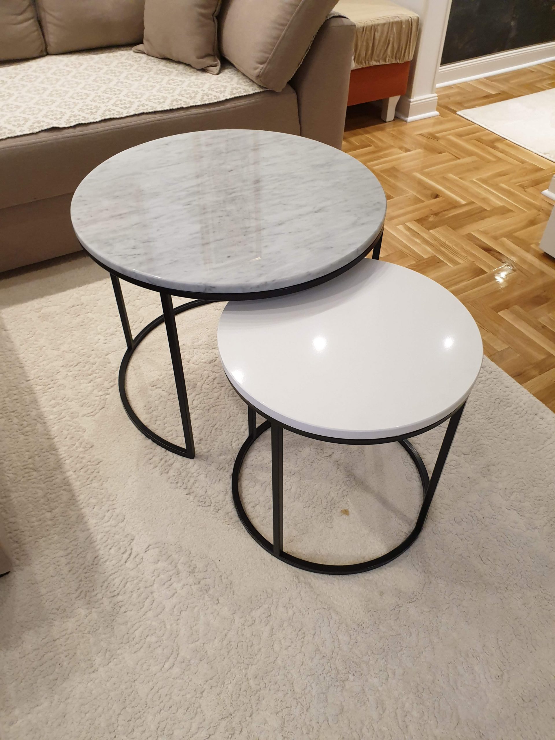 Set klub stolova od mermera carrara i belog kvarca, metalna plastifikacija u crnoj mat boji