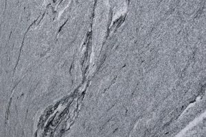 Prirodni granit Viscount White​ sive boje sa crnim sarama